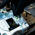Ein wiederaufgearbeiteter Bremssattel wird in der Produktion von BORG Automotive mit dem "Reman"-Aufkleber versehen.
