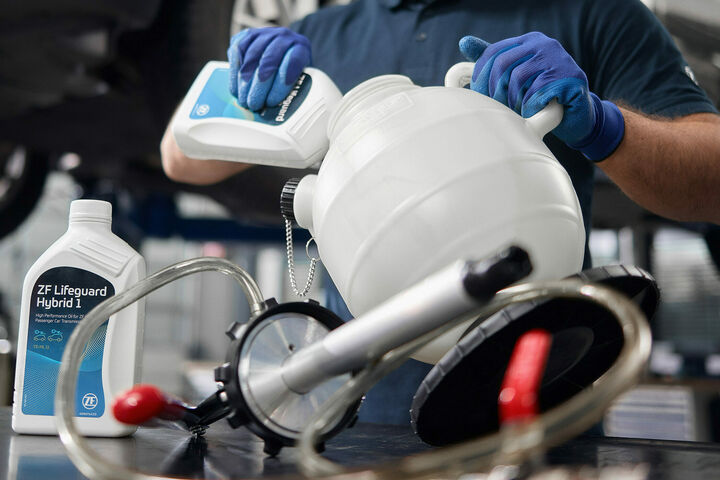 Mit dem erweiterten Angebot an E-Fluids für Hybrid- und Elektrofahrzeuge können Werkstätten nun noch mehr Fahrzeugmodelle bedienen. // With the extended range of E-Fluids for hybrid and electric vehicles, workshops can cater for even more vehicle models.