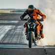 Scheinwerfer von Forvia Hella prägen das neue Gesicht zweier Serienmodelle von KTM-Motorrädern. (Foto: KTM/Rudi Schedl)