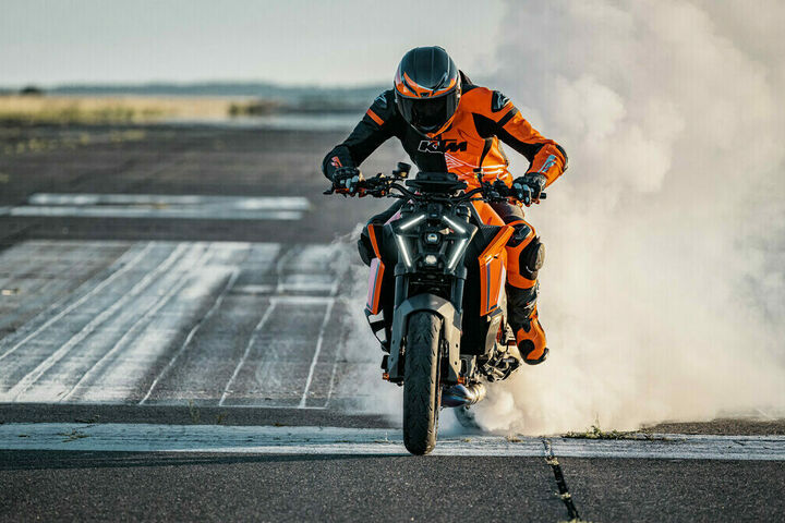 Scheinwerfer von Forvia Hella prägen das neue Gesicht zweier Serienmodelle von KTM-Motorrädern. (Foto: KTM/Rudi Schedl)