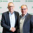 Helmut Geil (r.), neuer Geschäftsführer der DEKRA Austria GmbH, mit Guido Kutschera, Executive Vice President der DEKRA Gruppe und verantwortlich für das Geschäft in der Region Deutschland, Österreich und Schweiz .