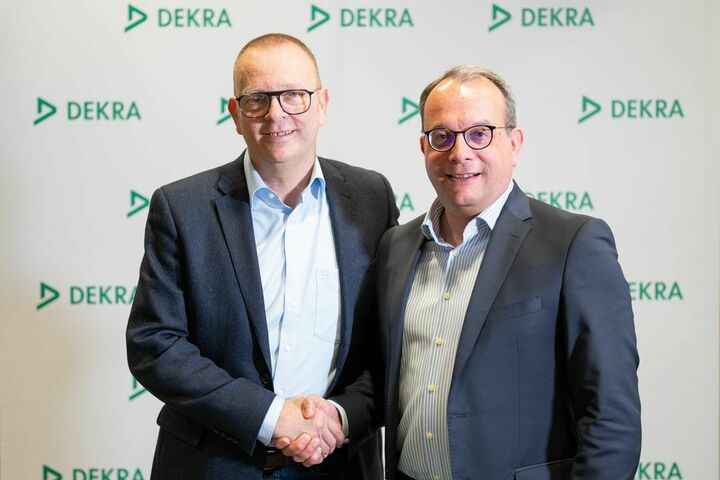 Helmut Geil (r.), neuer Geschäftsführer der DEKRA Austria GmbH, mit Guido Kutschera, Executive Vice President der DEKRA Gruppe und verantwortlich für das Geschäft in der Region Deutschland, Österreich und Schweiz .