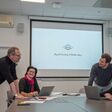 Das REINZ-Kernteam trifft sich mindestens einmal wöchentlich, um aktuelle Projekte am Standort Neu-Ulm zu besprechen. (v.l.): Olivier Lassurguère, Geschäftsführung, Anja-Katrin Weber, Controlling, Stefan Genelin, Geschäftsführung, und Patrick Kreuzer, Finance.