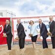Philipp Mell, kaufmännischer Geschäftsführer Mewa Österreich, Ulrich Schmidt, Mewa Vorstand Produktion & Logistik (COO), Landeshauptfrau Johanna Mikl-Leitner, Stefan Janzen, technischer Geschäftsführer Mewa Österreich, und Rolf Lausmann, Director Operations Mewa Gruppe