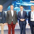 Automotive.2024 in der voestalpine Stahlwelt in Linz. V. l.: Frank Hansen (BMW Group), Wilfried Sihn (Fraunhofer Research), Wirtschafts-Landesrat Markus Achleitner und Florian Danmayr (Manager Automobil-Cluster).