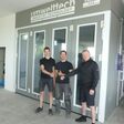 Erich Wohlfarth sowie Andreas und Thomas Bauer mit der pilot S 4.0-Lackieranlage von Umwelttech