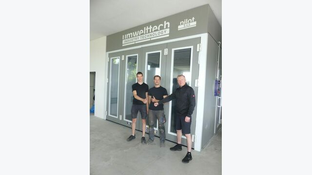 (v.r.): Erich Wohlfarth sowie Andreas und Thomas Bauer mit der pilot S 4.0-Lackieranlage von Umwelttech