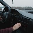 Radiohören beim Autofahren ist für viele Fahrerinnen und Fahrer Pflichtprogramm. Was aber tun, wenn die Antennenleitung defekt ist und das Radio keinen Ton mehr von sich gibt? In einem solchen Fall sollen die Fakra-Stecker des Herstellers Herth+Buss helfen.