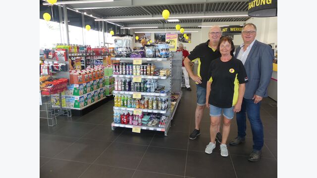 Die Forstinger Mitarbeiter Silvia Tuschla, Filialleiterin Baden, Johann Haberl, Verkaufsleiter Ost und Süd (r.) und Peter Tuschla, Ausbildner