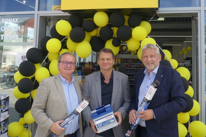 Helmut Stuphann, Country Sales Manager der Robert Bosch AG und die Forstinger Geschäftsführer Rudolf Bayer und Harald Chromy (l.)