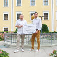 Die Erlöse der Charity-Veranstaltung brachten 10.000 Euro ein. Von links: Heinz Steinbacher, Hauptbevollmächtigter, Garanta Versicherungs-AG Österreich und Markus Zahrnhofer, Vorstandsvorsitzender Merkur Lebensversicherung AG.