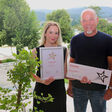 Michael Schwaiger, Chief Commercial Officer der Santander Consumer Bank, überreichte den erstmals vergebenen Ehrenpreis an Anna-Lena Kremer von Auto Kremer aus Hörsching bei Linz.