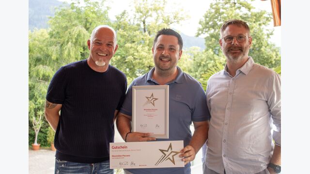 Maximilian Pieczara mit dem Award in der Kategorie Kooperationen mit Michael Schwaiger, CCO Santander Consumer Bank, und (r.) Andreas Skodak, Gebietsleiter Kfz Region Ost