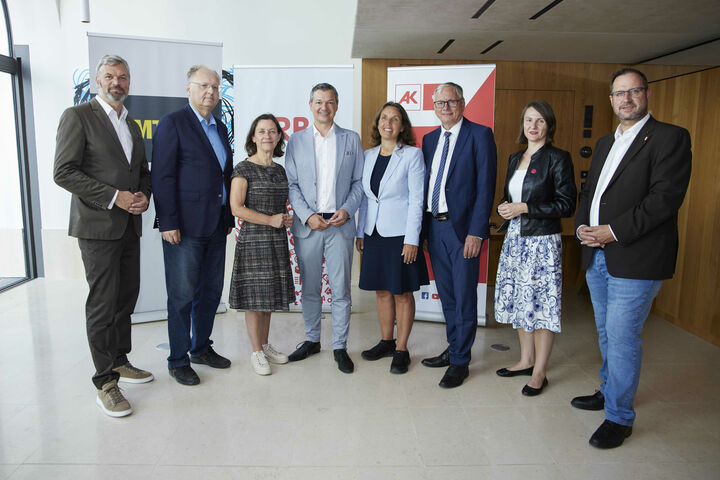 Für die Mobilitätsclubs ÖAMTC und ARBÖ sowie für die Arbeiterkammer ist der einstimmige Entschließungsantrag ein erster Schritt, um auch in Zukunft rasche und kostengünstige Pannenhilfe zu ermöglichen.

v.l.n.r.: Bernhard Wiesinger (Leiter ÖAMTC-Interessenvertretung), Johann Kopinits (ARBÖ-Rechtsabteilung), Daniela Zimmer (AK Wien), NAbg. Peter Weidinger (ÖVP), NAbg. Ulrike Fischer (Die Grünen), NAbg. Alois Stöger (SPÖ), NAbg. Katharina Werner (NEOS), NAbg. Christian Hafenecker (FPÖ)