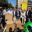"Rot Grüne Politik fährt über uns drüber!" oder "Direkte Demokratie statt Radlobby und Klimasekte" ist auf den Schildern der Radweg-Gegner zu lesen. Unterstützung erfuhren sie unter anderem von Döblings Bezirksvorsteher Daniel Resch (ÖVP).