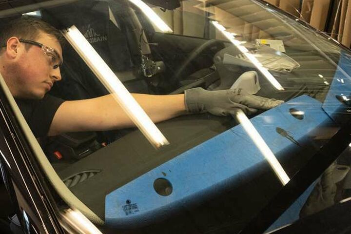 Sekurit Service, der kompetente Partner, wenn es um Autoglas-Instandsetzung oder Wechsel der Scheibe in der Kfz-Werkstätte geht.