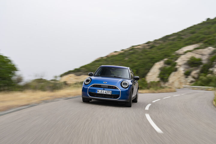 Die Reifen von Vredestein werden in Europa von Apollo Tyres hergestellt und ins Mini-Produktionswerk der BMW Group im britischen Oxford geliefert.