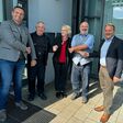 (v.l.) Mag. Rupert Pabinger, Pappas, Jörg Silbergasser, Mag. Gerlinde Silbergasser, Mag. Michael Silbergasser und Direktor Reinhard Leutgeb, Pappas