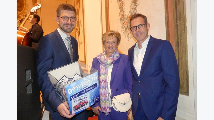 Andreas Oberascher, Generaldirektor Ford Company Austria (r.), und Wilhelm Weintritt mit der Gewinnerin  des Ford Kuga für ein Jahr.
