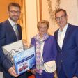 Zu gewinnen gab es einen Ford Kuga für ein Jahr: (r.) Andreas Oberascher, Generaldirektor Ford Company Austria, und Wilhelm Weintritt mit der Gewinnerin.