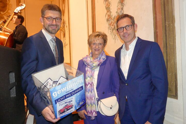 Zu gewinnen gab es einen Ford Kuga für ein Jahr: (r.) Andreas Oberascher, Generaldirektor Ford Company Austria, und Wilhelm Weintritt mit der Gewinnerin.