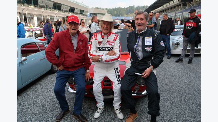 Arturo Merzario mit den beiden Co-Organisatoren, Rudi Haider (r.) und Franz
Steinbacher, unmittelbar vor dem Start zur Abarth-Parade am Red Bull Ring.