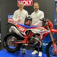 Stefano Soldani, Vertriebs- und Marketingmanager von Betamotor (links), und Markus Kastner, Business Development Zweirad bei Liqui Moly, besiegeln die Vertragsverlängerung.