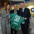 Zum runden Jubiläum erhielt Josef A. Kamper ein besonderes Rapid-Trikot von Marcus Knipping, Geschäftsführer des österreichischen Fußballrekordmeisters. Zur Freude auch von Valentina Kamper, Marketing.