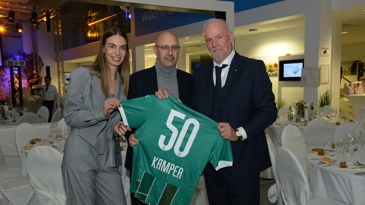 Zum runden Jubiläum erhielt Josef A. Kamper ein besonderes Rapid-Trikot von Marcus Knipping, Geschäftsführer des österreichischen Fußballrekordmeisters. Zur Freude auch von Valentina Kamper, Marketing.