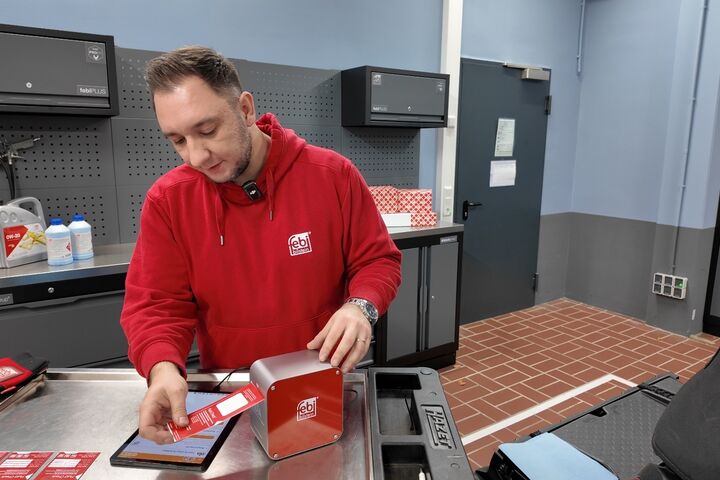 Zur Auswertung muss der Teststreifen nach dem Reifeprozess in das Testgerät gelegt werden. Wenn die Aufnahme zufriedenstellend ist, können die Bilder an den Server geschickt werden.