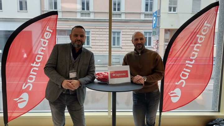 (v.l.) Hannes Redl, Gebietsleiter,  und Andreas Handl, Head of Cooperations & Stock Finance, von Santander Consumer Bank