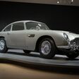 Die James-Bond-Filme machten die Fahrzeuge von Aston Martin berühmt – etwa den Aston Martin DB5. Zu sehen war er zum Beispiel im Film Goldfinger (1964).