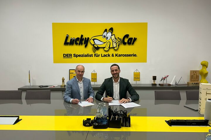 (v.l.) Franz Lettner, Geschäftsführer bei Birner, und Mitar Kos, Geschäftsführer von Lucky Car