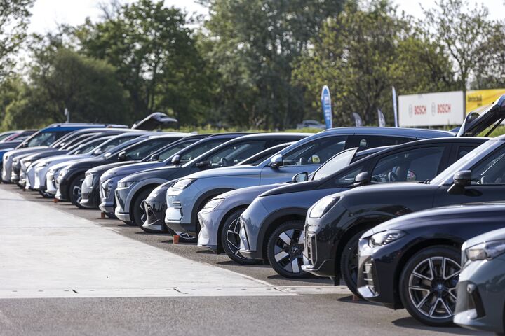 Informationen zu verschiedenen Inhalten wie Lademöglichkeiten oder Lade-Apps, Networking und natürlich jede Menge Autos zum Testen im kurvenreichen ÖAMTC Fahrtechnikzentrum.