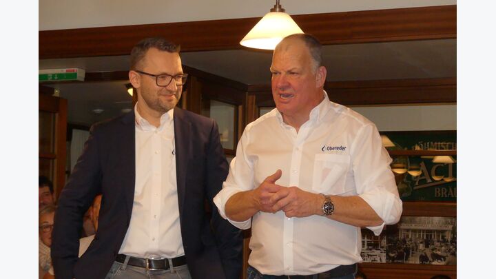 Obereder-Castrol Key Account Manager Austria Gerd Bernd Lang, BA, bei seiner gewohnt mitreißenden Rede an die „Schmierstoff-Nation“ und Andreas Obereder