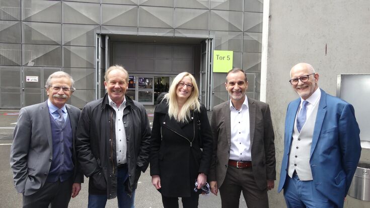 "Gipfeltreffen“ vor den Toren der Grazer Messe: (v.r.)  Komm.Rat Klaus Edelsbrunner, Bundes- und Landesgremium-Obmann und Peugeot und Citroen Autohaus im Norden von Graz, GARANTA-Gebietsleiter Thomas Harg, Verena Robinson, Landesgremum-Obmann-Stellvertreterin und Mazda und Kia Autohaus, Ernst Karner, GF Autohaus Fior, und Jakob Prügger vom gleichnamigen Autohaus