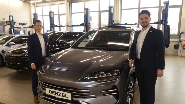 Neue Marke: (v.r.) Remzi Dervishaj, Markenleiter BYD bei Denzel Eisenstadt, und Rene Mayer, Verkaufsleiter von BYD bei Denzel, präsentierten den Plug-in-Hybrid SEAL U DM-I