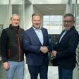 (v.l.): Achim Stachl, Standortleitung Brunn am Gebirge, Merbag GmbH Österreich, Martin Heger, Geschäftsführer Merbag GmbH Österreich, und Thomas Kogler, Zulassungsstellen-Hauptverantwortlicher der Garanta Versicherungs-AG Österreich