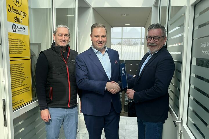 (v.l.): Achim Stachl, Standortleitung Brunn am Gebirge, Merbag GmbH Österreich, Martin Heger, Geschäftsführer Merbag GmbH Österreich, und Thomas Kogler, Zulassungsstellen-Hauptverantwortlicher der Garanta Versicherungs-AG Österreich