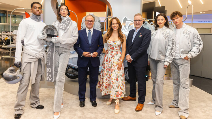 © Monika Fellner Josef Faber (3.v.r.) lud zur Präsentation der Vespa
Snake mit harmonischer Modekollektion - der
italienische Botschafter Giovanni Pugliese (3.v.l.) und
Moderatorin Sasa Schwarzjirg (Mitte) überzeugten
sich selbst vor Ort.