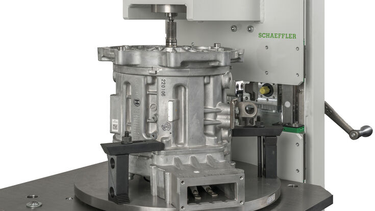 Das neue Spezialwerkzeug E-Axle Repair Tool von Schaeffler erlaubt die präzise, berührungsfreie Demontage und Montage von Rotor und Stator.