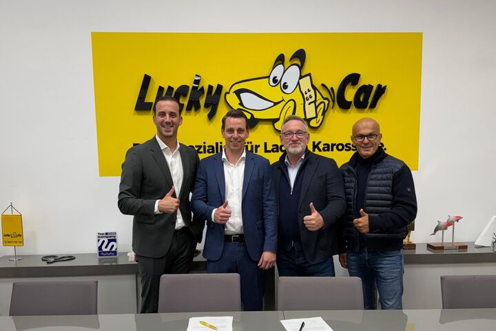 (v.l.) Mitar Kos, Geschäftsführer Lucky Car, Florian Floderer, Key Account Manager Automotive bei Würth Österreich, Alexander Nuss, Verkaufsleiter bei Würth Österreich, und Ostoja Matic, Gründer und Geschäftsführer Lucky Car