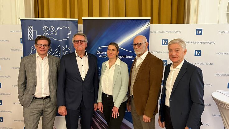 Dr. Christian Pesau, GF Arbeitskreis der Automobilimporteure in der IV, Günther Kerle, Sprecher der österreichischen Automobilimporteure, Brigitte Allex, Bereichsleiterin für Kraftfahrzeuge und Straßenverkehrssicherheit bei Statistik Austria, Komm.Rat Klaus Edelsbrunner, Obmann Bundesgremium Fahrzeughandel, und Mag. Franz Weinberger, Sprecher der österreichischen Nutzfahrzeugimporteure
