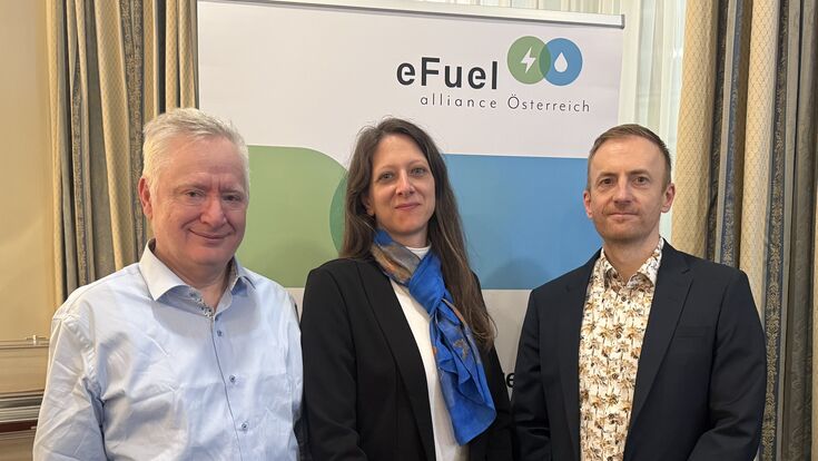 (v.l.): Von der eFuel Alliance Österreich Generalsekretär Stephan Schwarzer, Dora Szalay und Wirtschaftsanalyst Günther Oswald im Rahmen der Präsentation der Studie im Restaurant Wiener Wirtschaft