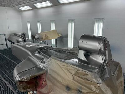 Der Audi R26 Rennwagen präsentiert sich in einem maßgeschneiderten Titanium Grey.