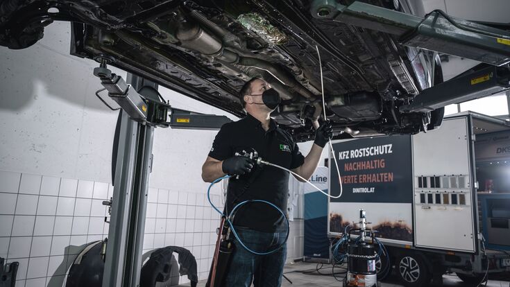 Die kLine Spray Gun ERGO von DKS Technik entlastet das Handgelenkt durch die bauliche Trennung von Pistole und Aluminium-Druckbecher.