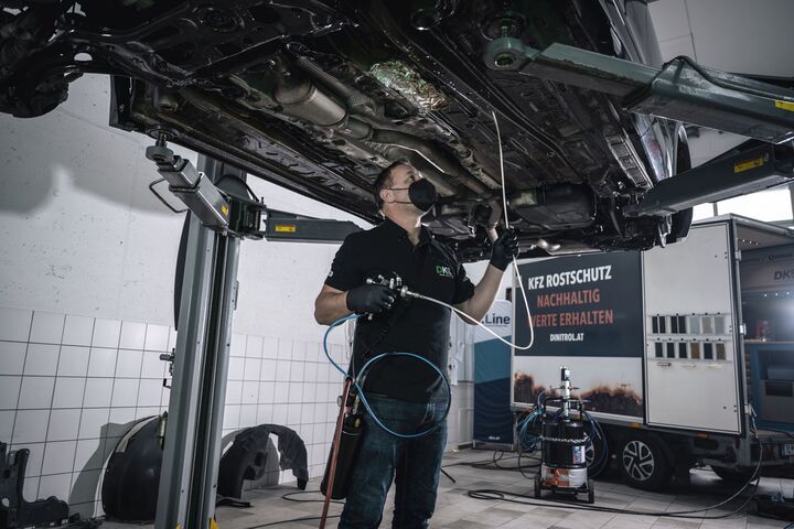 Die kLine Spray Gun ERGO von DKS Technik entlastet das Handgelenkt durch die bauliche Trennung von Pistole und Aluminium-Druckbecher.