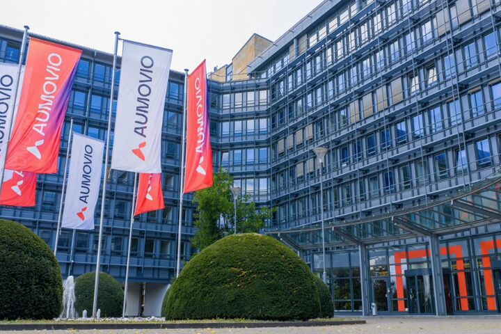Im Geschäftsjahr 2025 lag der bereinigte Konzernumsatz bei 18,5 Milliarden Euro.