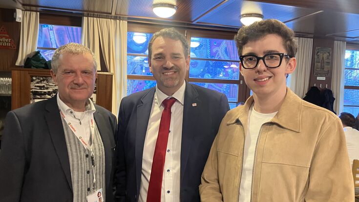 Marko Fischer, Vizepräsident der Wirtschaftskammer Wien, und (l.) Branchenexperte Mag. Michael Holub und (r.) Vladislav Smolyanoy, der mit Vienna AI Company das auf die Anforderungen von Kfz-Betrieben spezialisierte KI-System Lisa entwickelt hat.