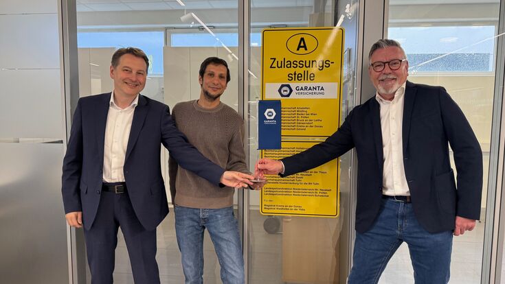 Ing. Mag. Johannes Luger, MBA, Geschäftsführer Autohaus Slawitscheck; Stefan Küllinger, Mitarbeiter in der Zulassungsstelle; Thomas Kogler, Leiter Kfz-Zulassung, GARANTA Versicherungs-AG Österreich.
